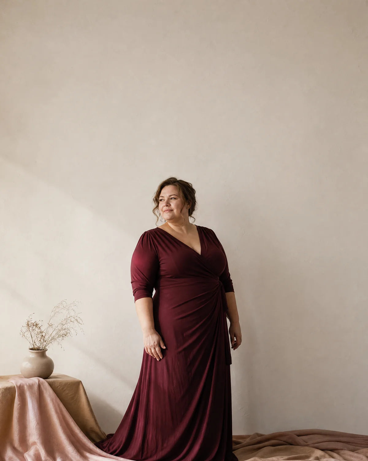 Femme en robe longue bordeaux grande taille - XXL-Mode, mode grande taille en Suisse
